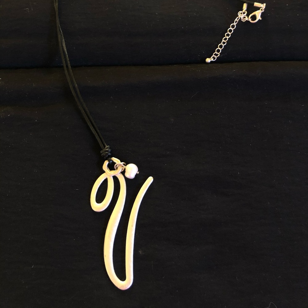 Silver V with pearl pendant necklace